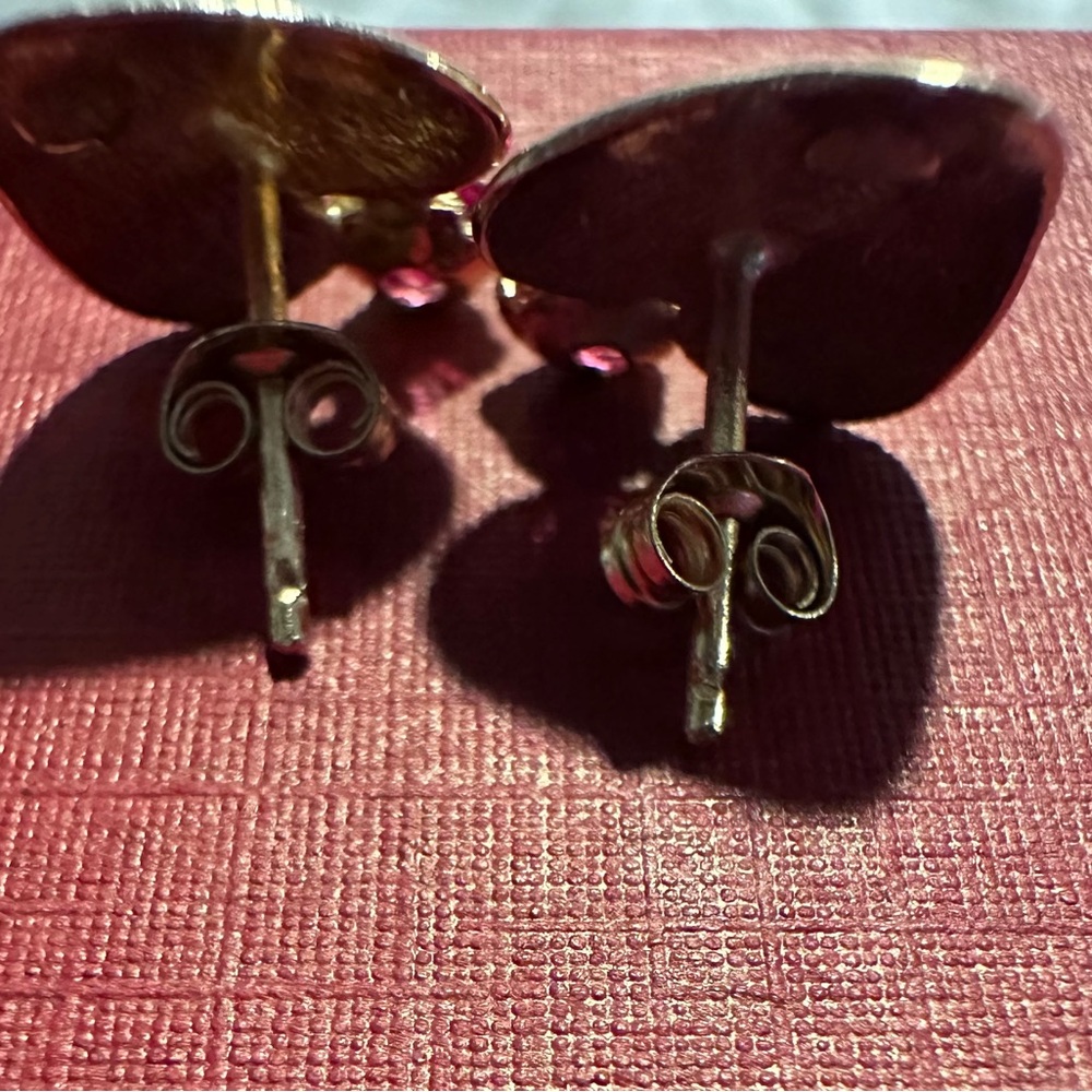 Vintage 18k solid gold earrings with Genuine Ruby & etched detailing - Picture 5 of 16